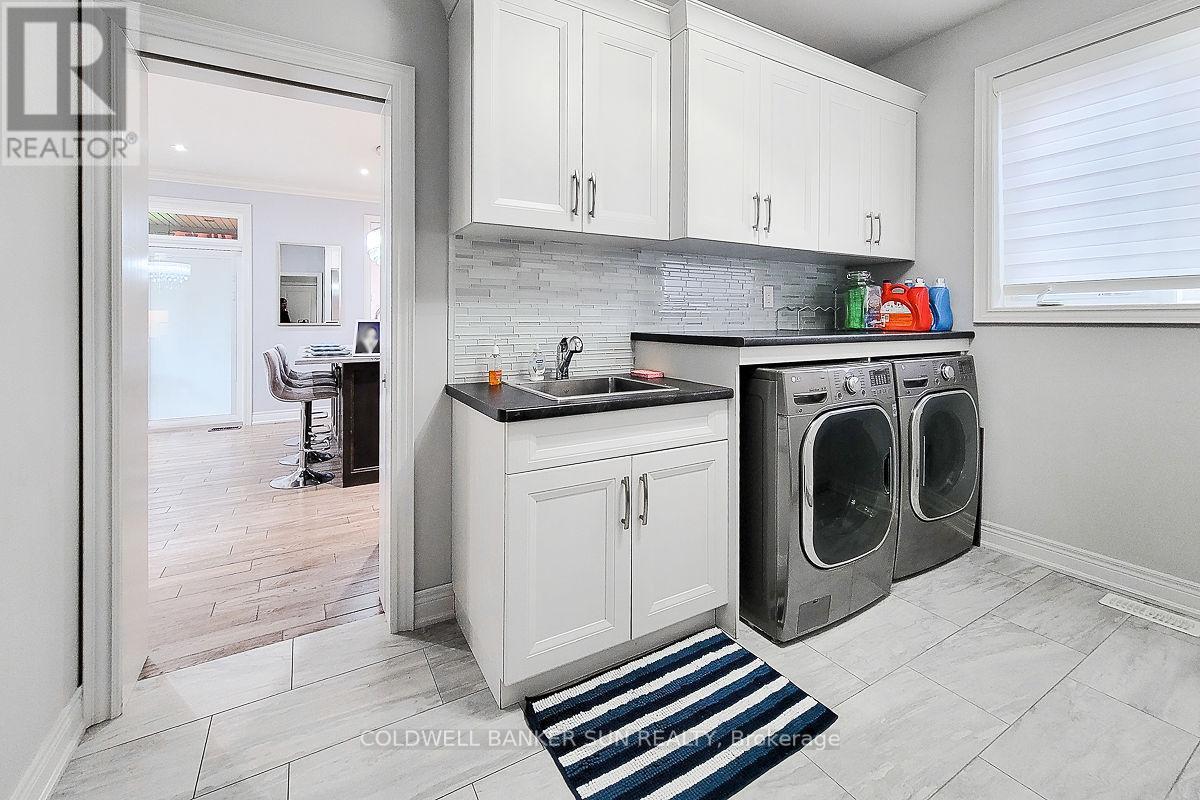 32 Kingspoint Circle, Hamilton, ON - Indoor Photo Showing Laundry Room
