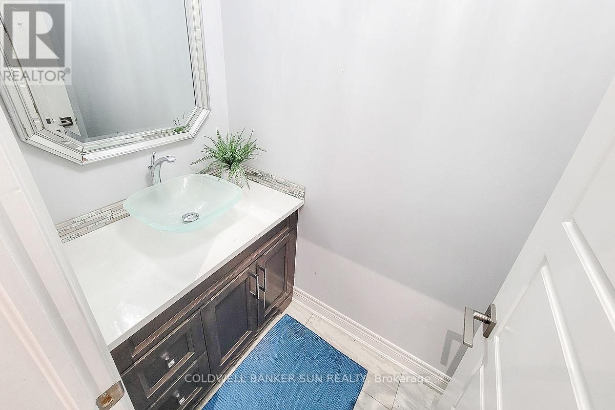 32 Kingspoint Circle, Hamilton, ON - Indoor Photo Showing Bathroom