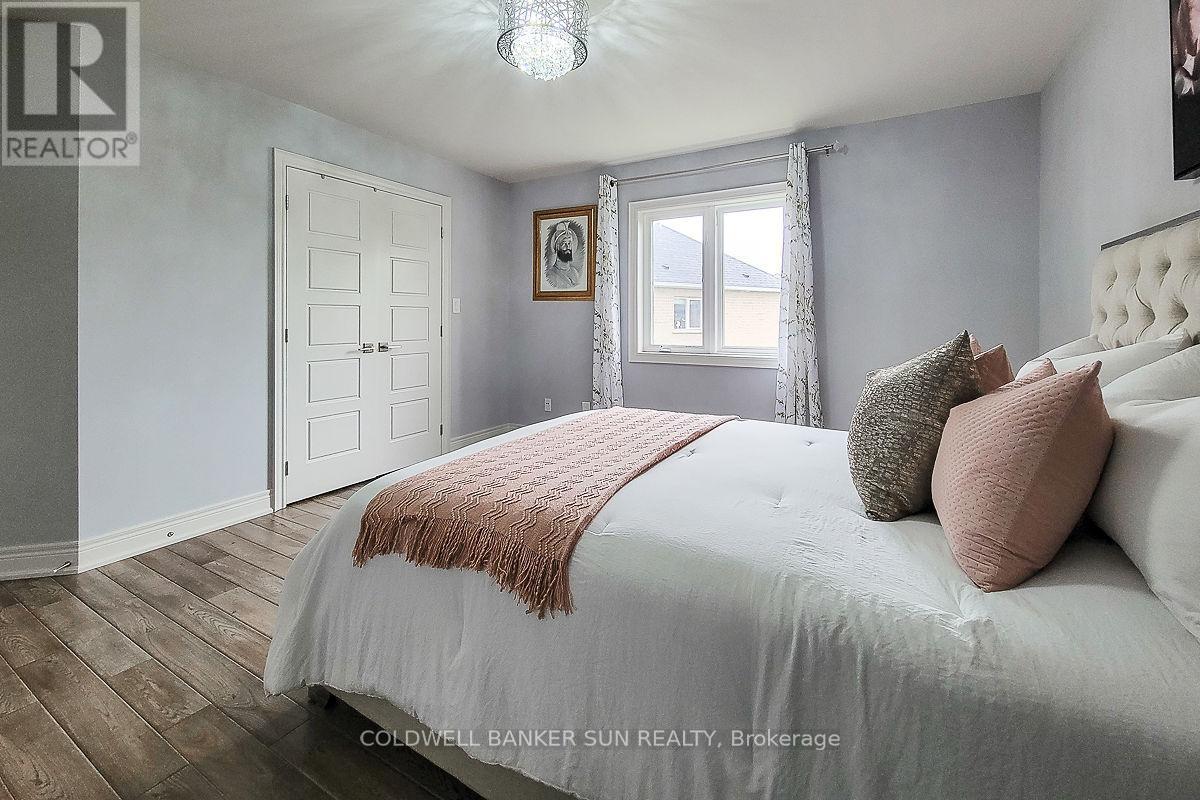 32 Kingspoint Circle, Hamilton, ON - Indoor Photo Showing Bedroom