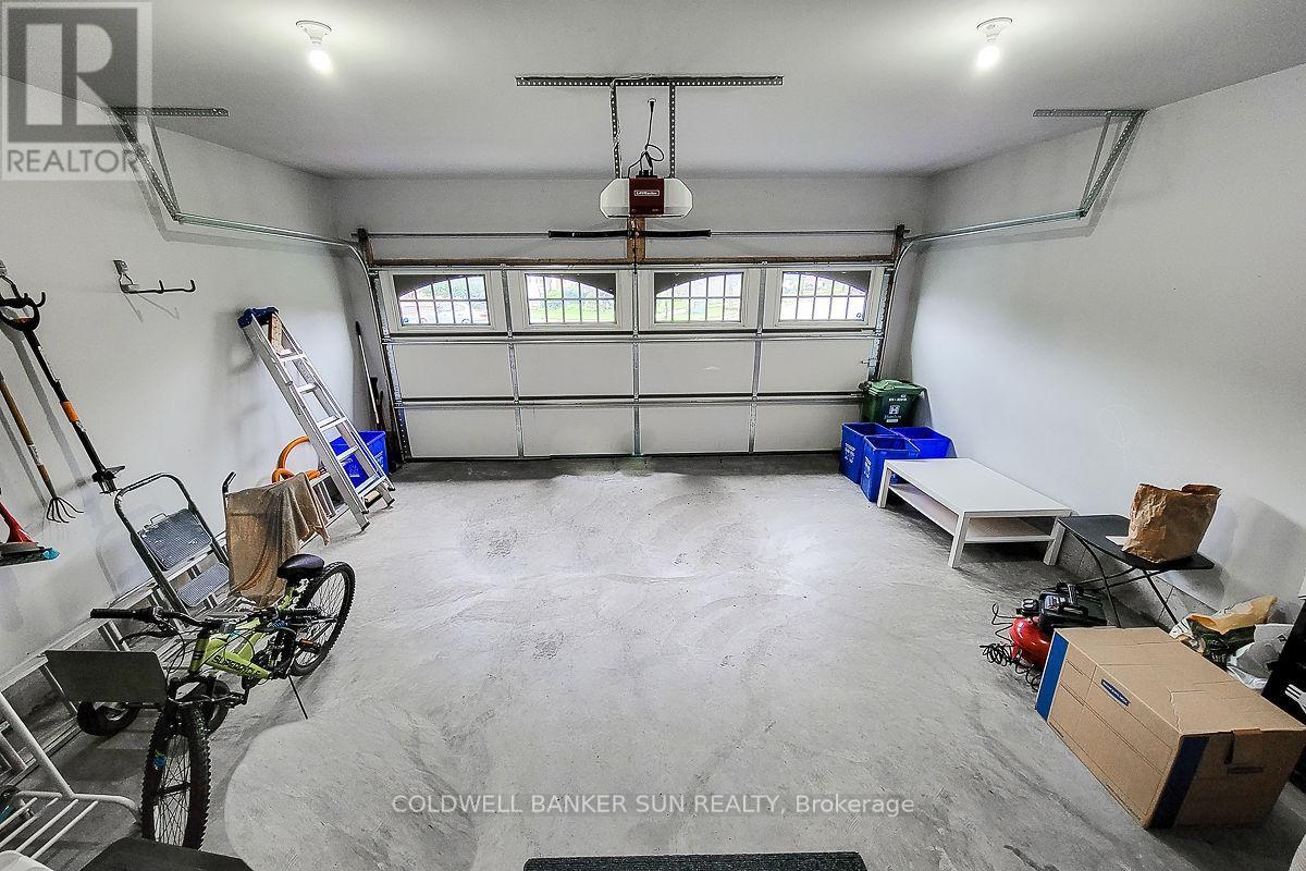32 Kingspoint Circle, Hamilton, ON - Indoor Photo Showing Garage