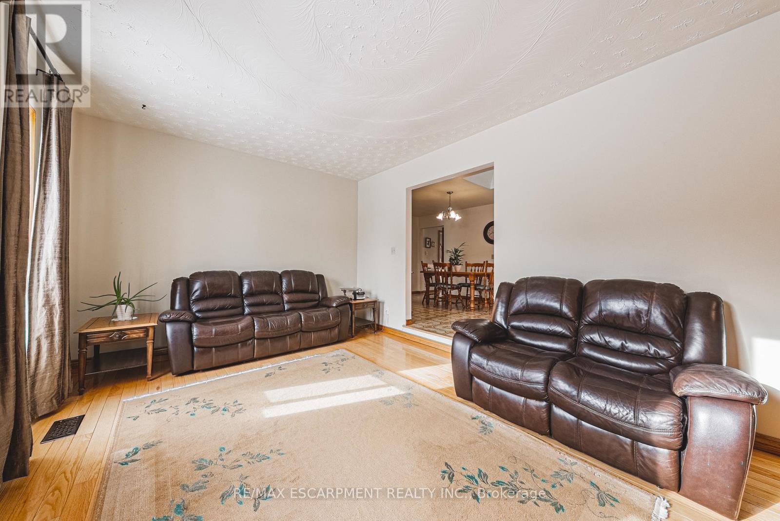 19 Hadeland Avenue, Hamilton, ON - Indoor Photo Showing Living Room
