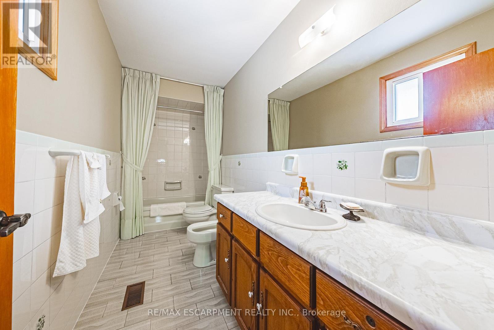 19 Hadeland Avenue, Hamilton, ON - Indoor Photo Showing Bathroom