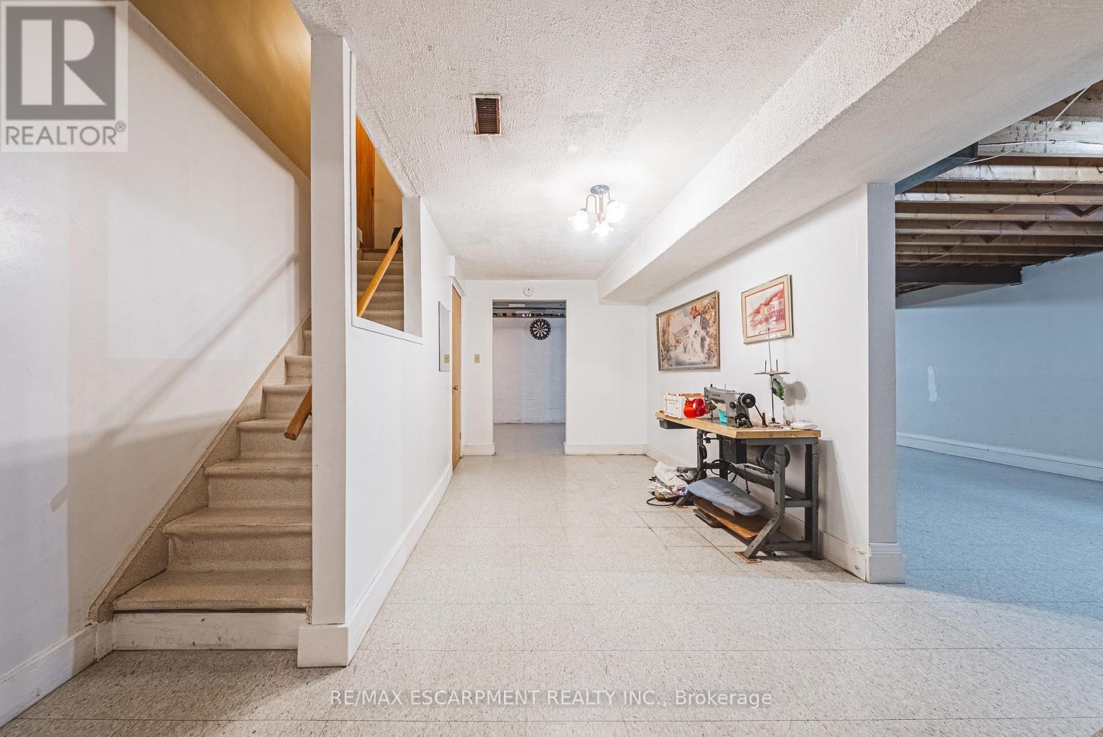 19 Hadeland Avenue, Hamilton, ON - Indoor Photo Showing Other Room