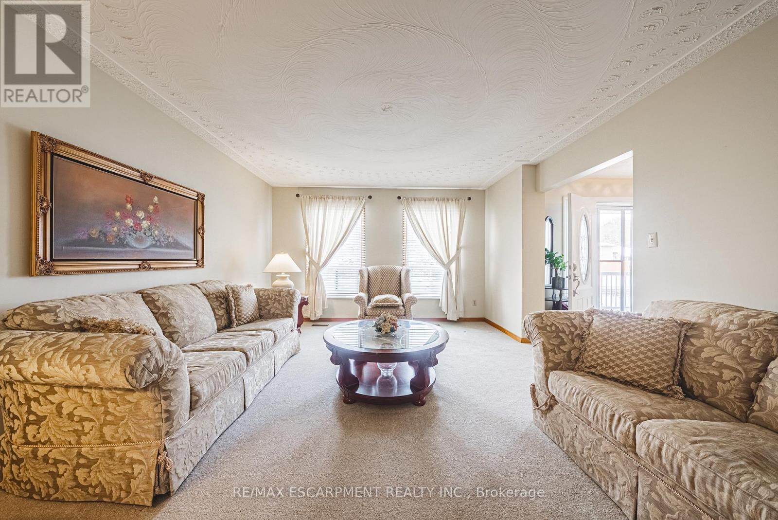 19 Hadeland Avenue, Hamilton, ON - Indoor Photo Showing Living Room