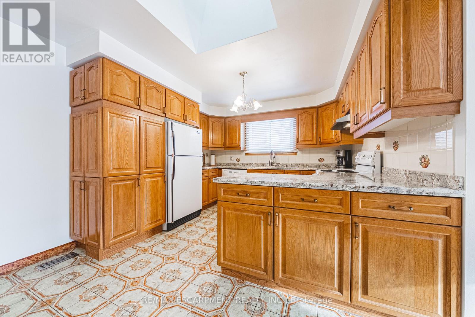 19 Hadeland Avenue, Hamilton, ON - Indoor Photo Showing Kitchen