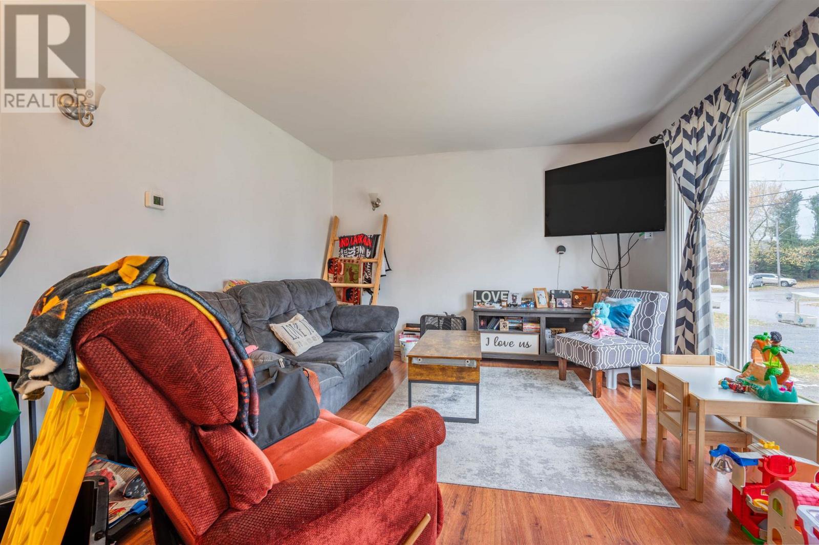 9 Market St, Sault Ste. Marie, ON - Indoor Photo Showing Living Room