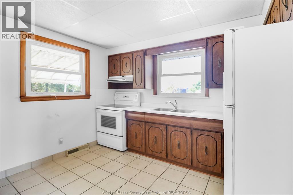 615 Giles West Unit# Main, Windsor, ON - Indoor Photo Showing Kitchen With Double Sink