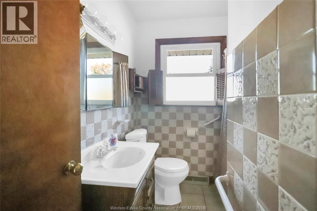 615 Giles West Unit# Main, Windsor, ON - Indoor Photo Showing Bathroom