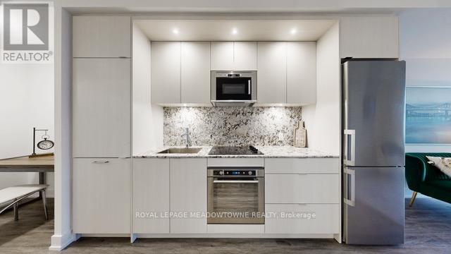 1439 - 20 Inn On The Park Drive, Toronto, ON - Indoor Photo Showing Kitchen With Upgraded Kitchen