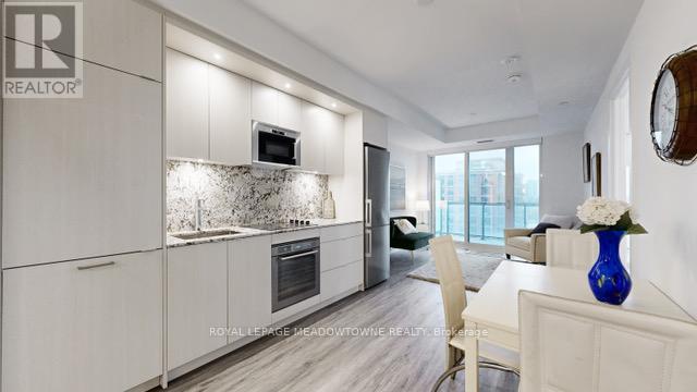 1439 - 20 Inn On The Park Drive, Toronto, ON - Indoor Photo Showing Kitchen With Upgraded Kitchen