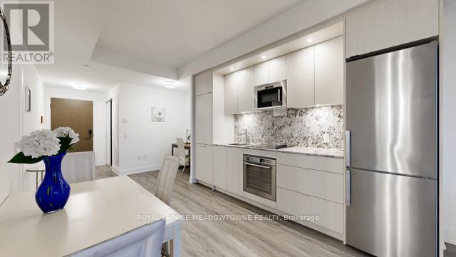 1439 - 20 Inn On The Park Drive, Toronto, ON - Indoor Photo Showing Kitchen With Upgraded Kitchen