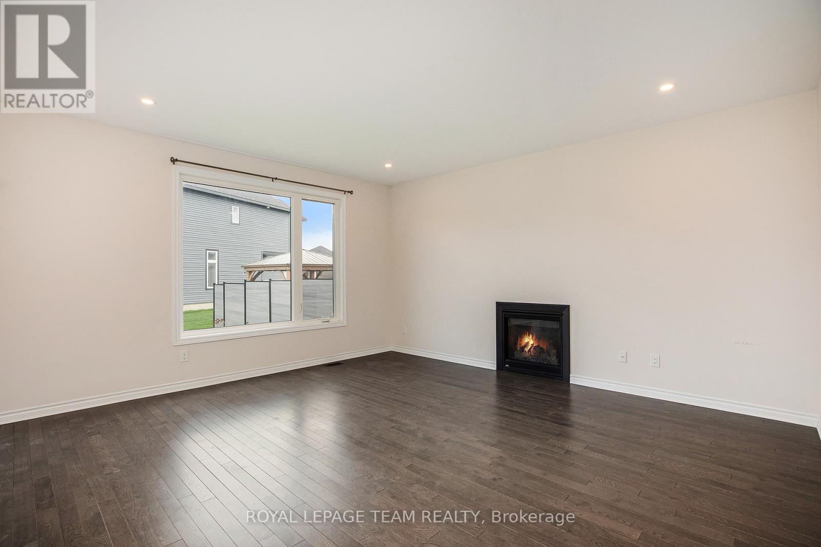 521 Kindred Crescent, North Grenville, ON - Indoor Photo Showing Other Room With Fireplace