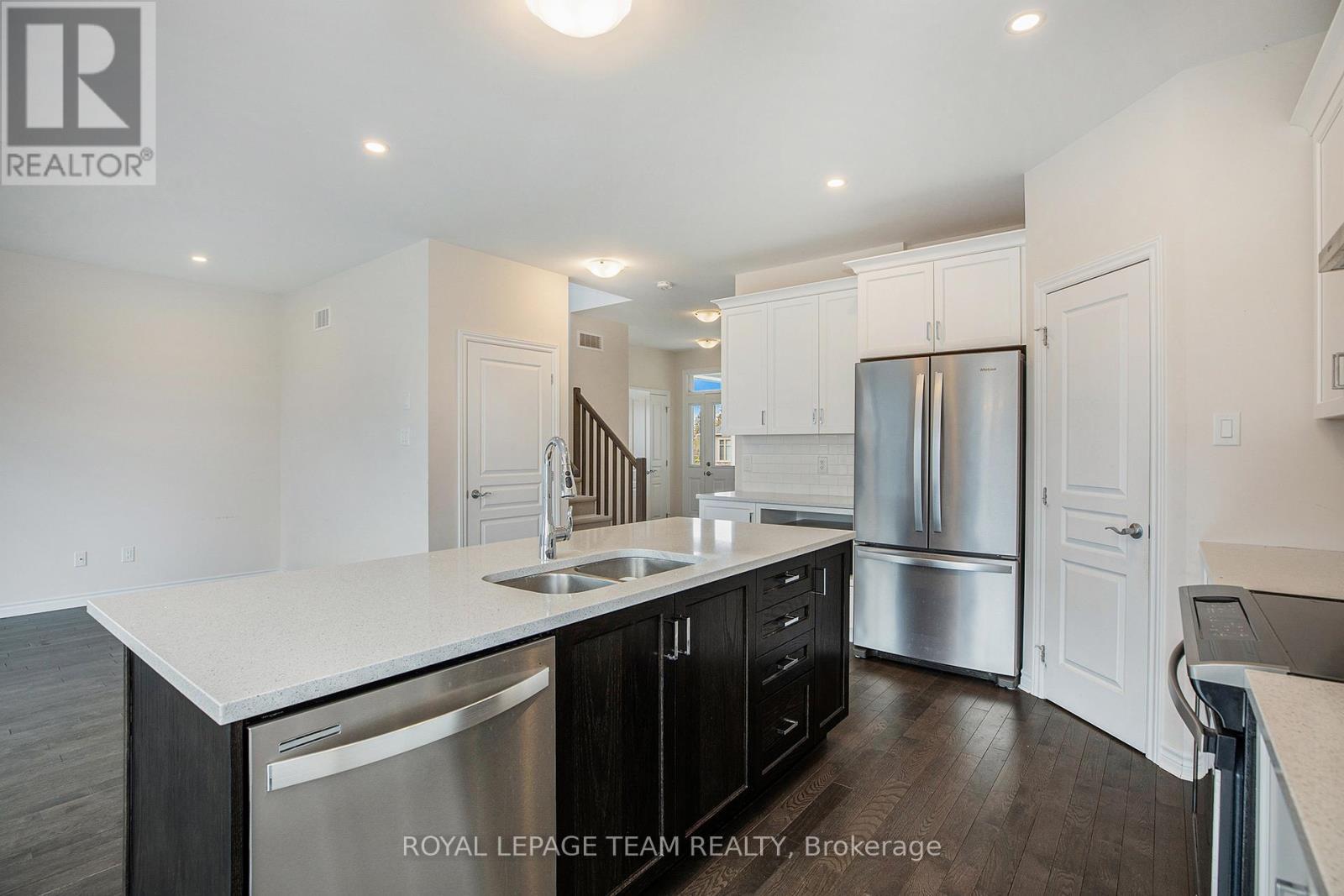 521 Kindred Crescent, North Grenville, ON - Indoor Photo Showing Kitchen With Double Sink With Upgraded Kitchen