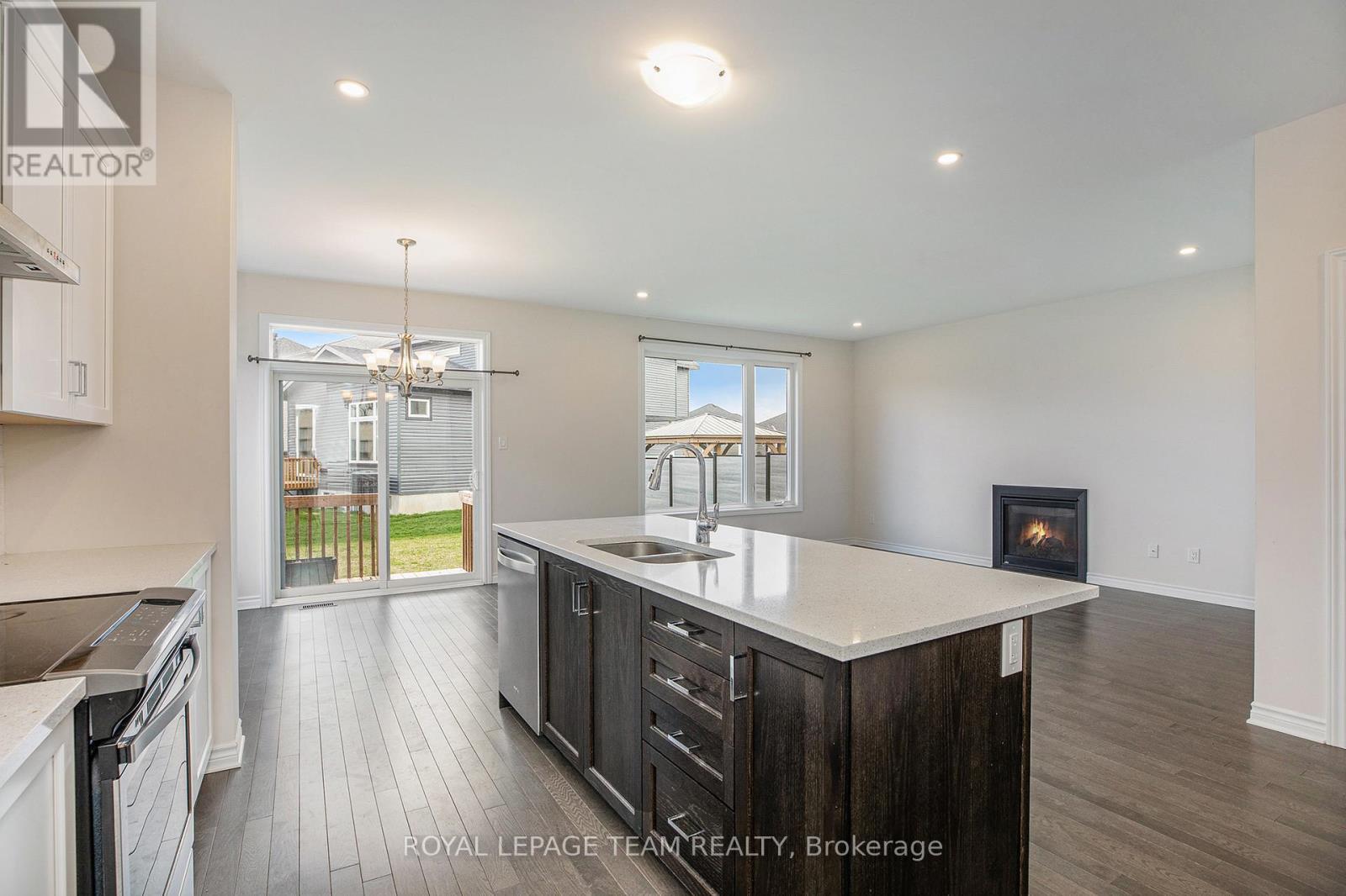 521 Kindred Crescent, North Grenville, ON - Indoor Photo Showing Kitchen With Double Sink With Upgraded Kitchen
