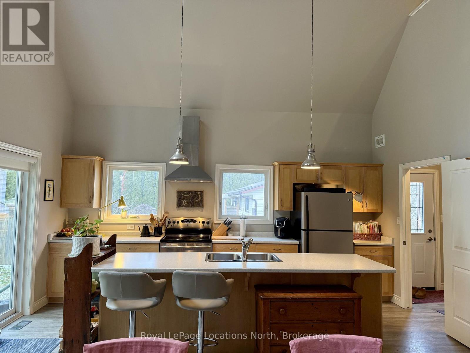 18 Hickory Street, Collingwood, ON - Indoor Photo Showing Kitchen With Double Sink
