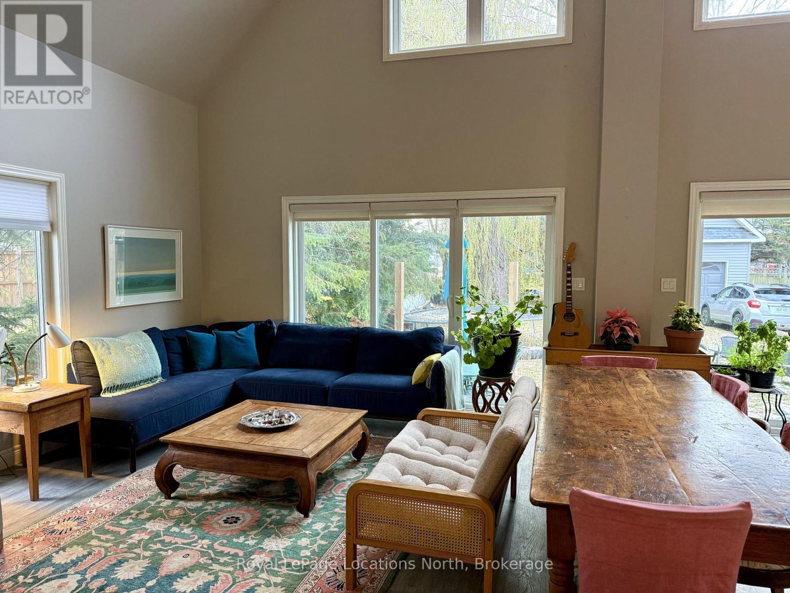 18 Hickory Street, Collingwood, ON - Indoor Photo Showing Living Room