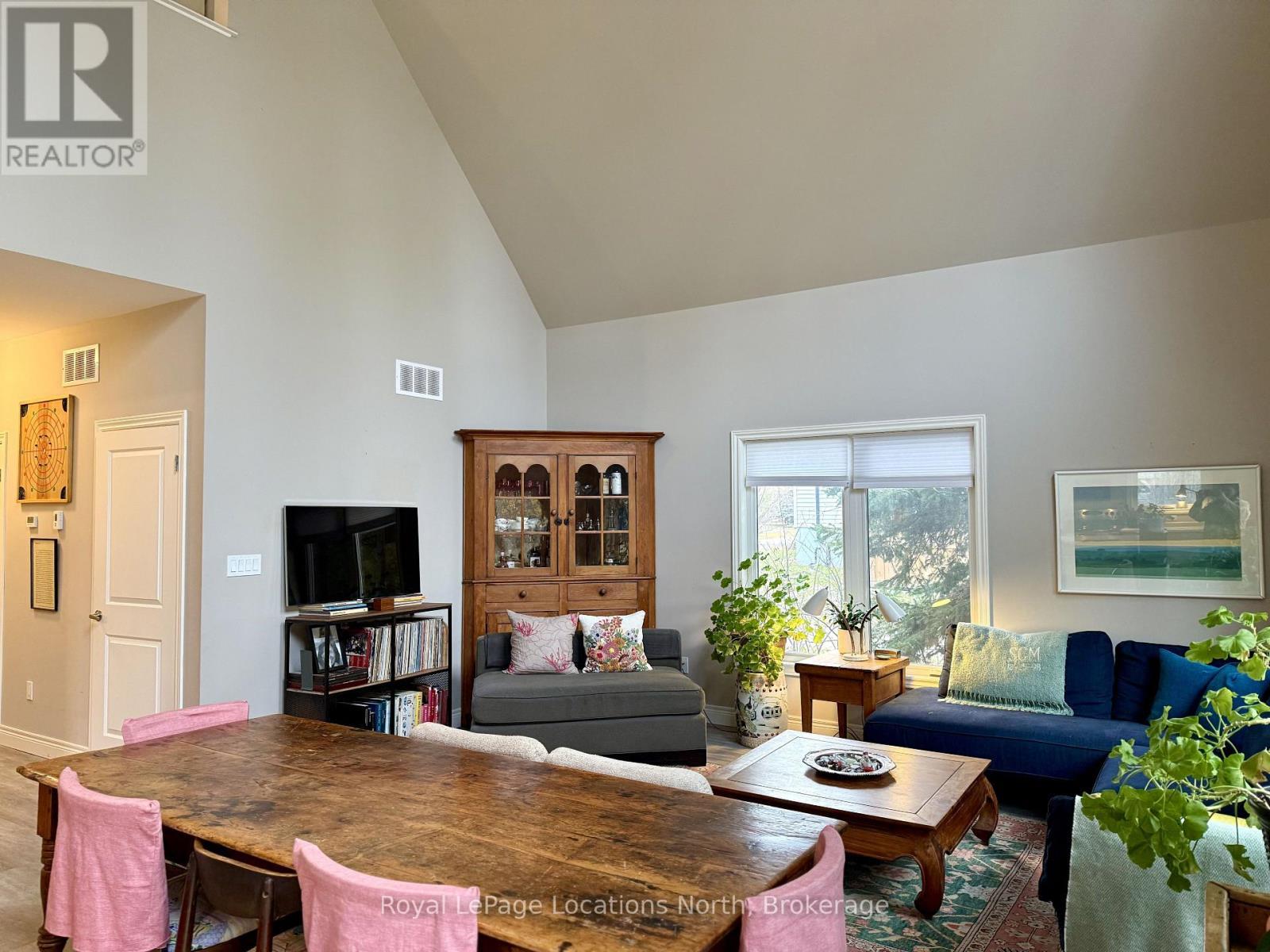 18 Hickory Street, Collingwood, ON - Indoor Photo Showing Living Room