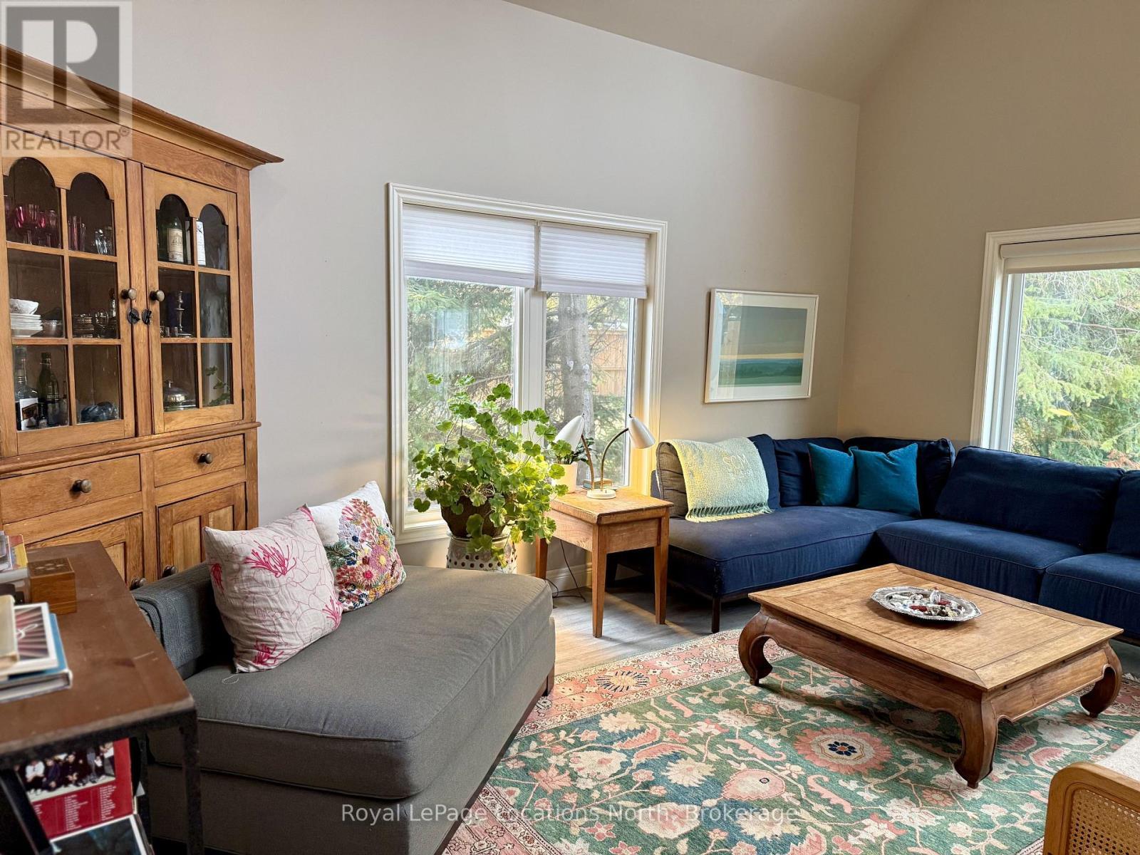 18 Hickory Street, Collingwood, ON - Indoor Photo Showing Living Room