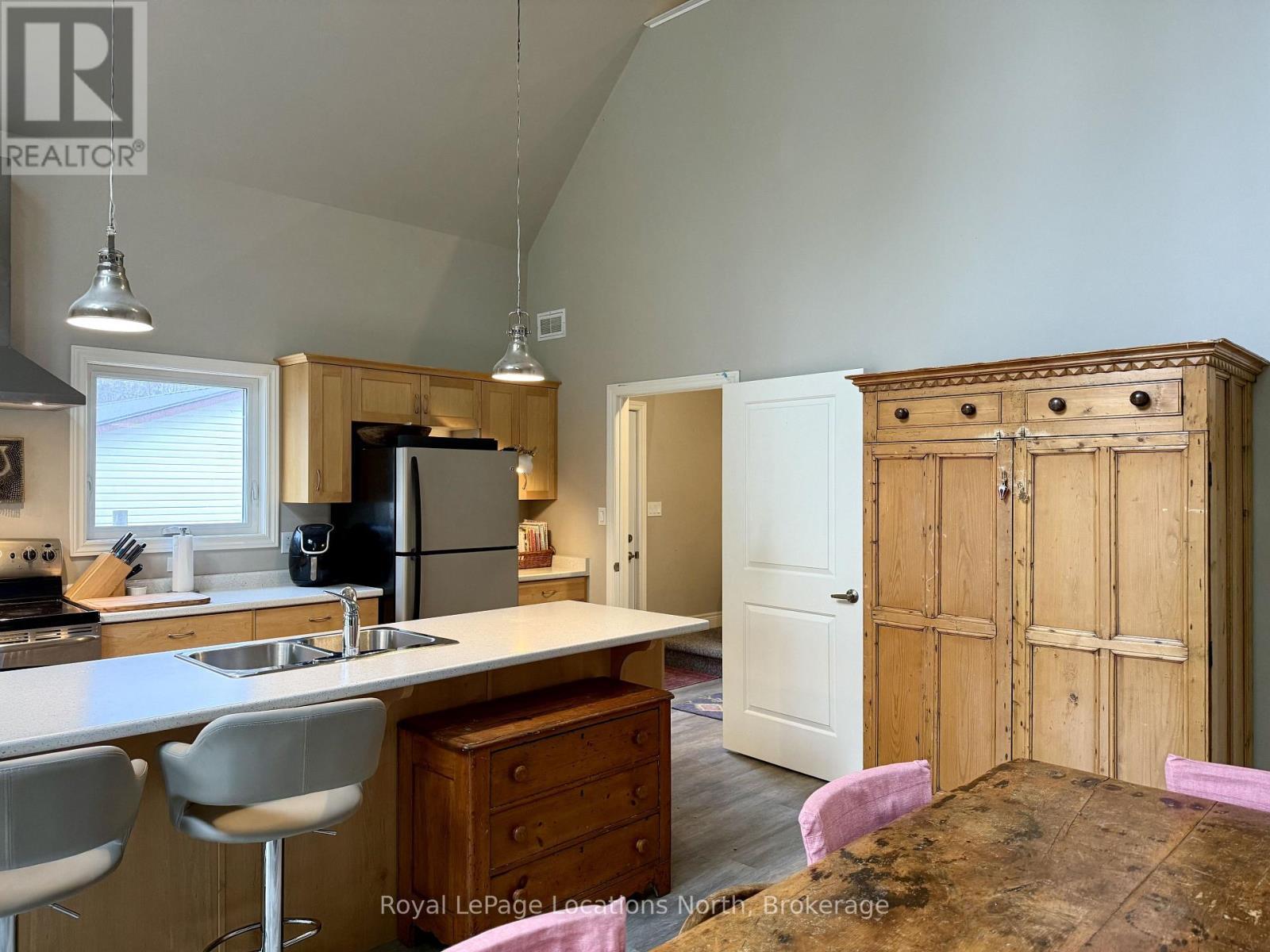 18 Hickory Street, Collingwood, ON - Indoor Photo Showing Kitchen With Double Sink