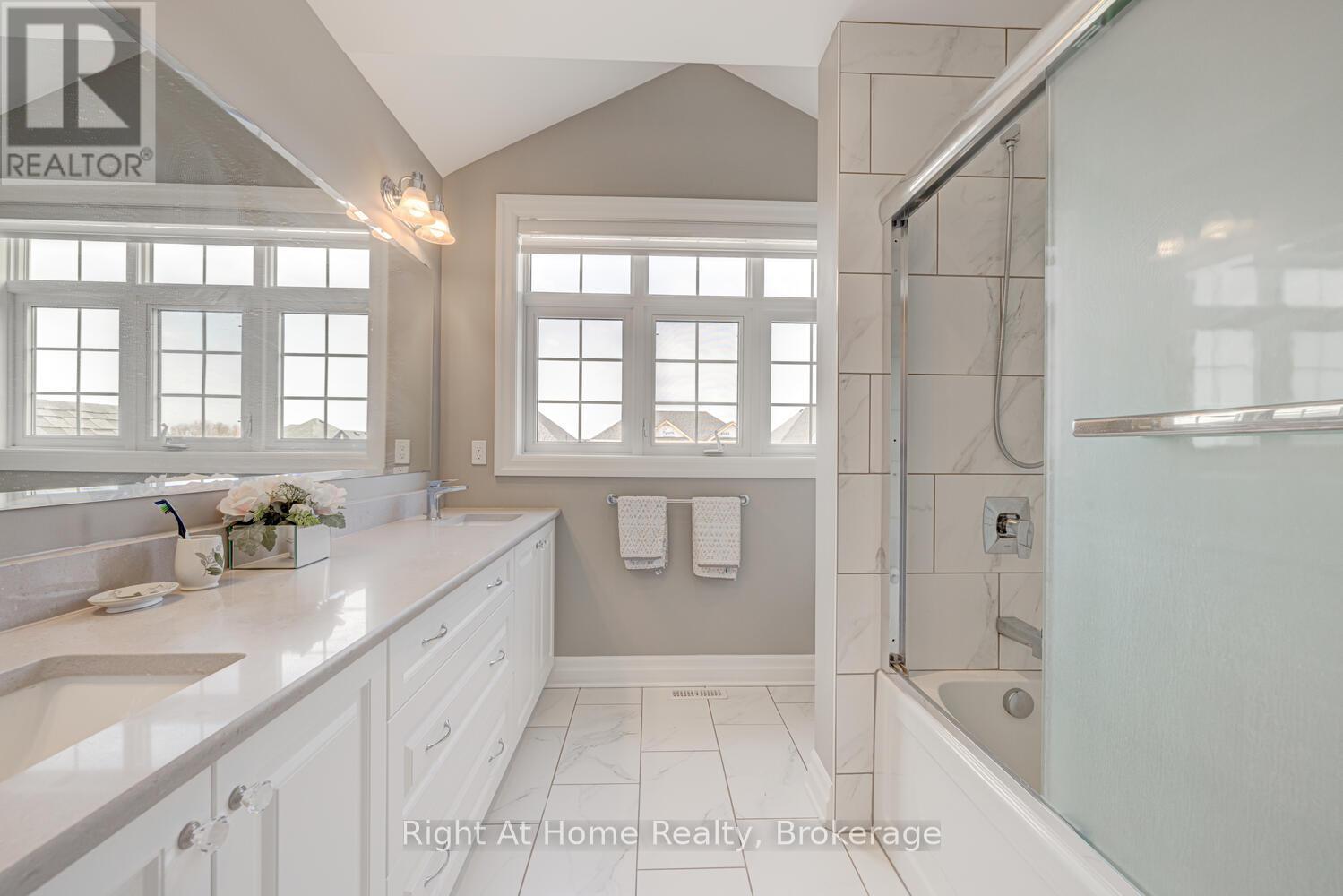 Full bathroom ( second floor) - 1038 Trailsway Avenue, London South (South B), ON - Indoor Photo Showing Bathroom