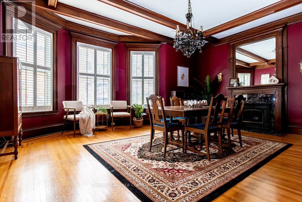 34 Holton Avenue S, Hamilton, ON - Indoor Photo Showing Dining Room