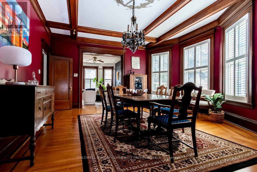 34 Holton Avenue S, Hamilton, ON - Indoor Photo Showing Dining Room