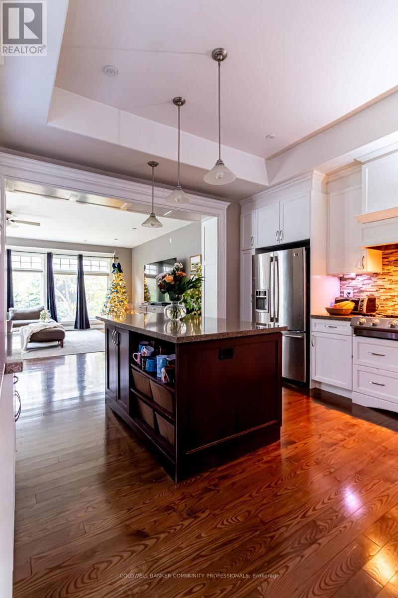 34 Holton Avenue S, Hamilton, ON - Indoor Photo Showing Kitchen With Upgraded Kitchen