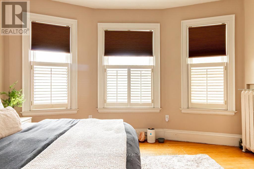 34 Holton Avenue S, Hamilton, ON - Indoor Photo Showing Bedroom