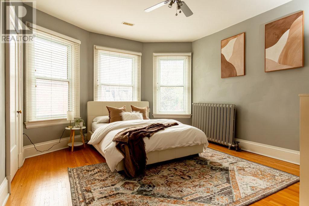 34 Holton Avenue S, Hamilton, ON - Indoor Photo Showing Bedroom