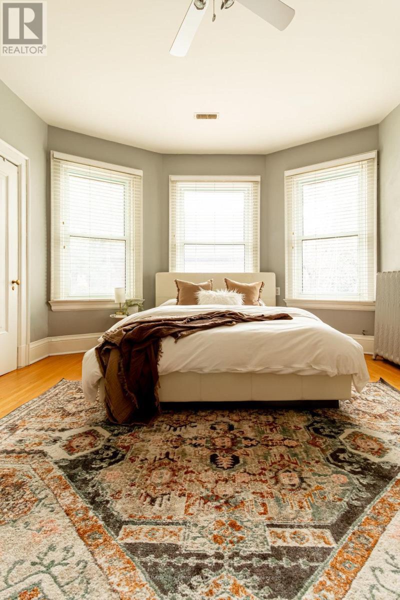 34 Holton Avenue S, Hamilton, ON - Indoor Photo Showing Bedroom