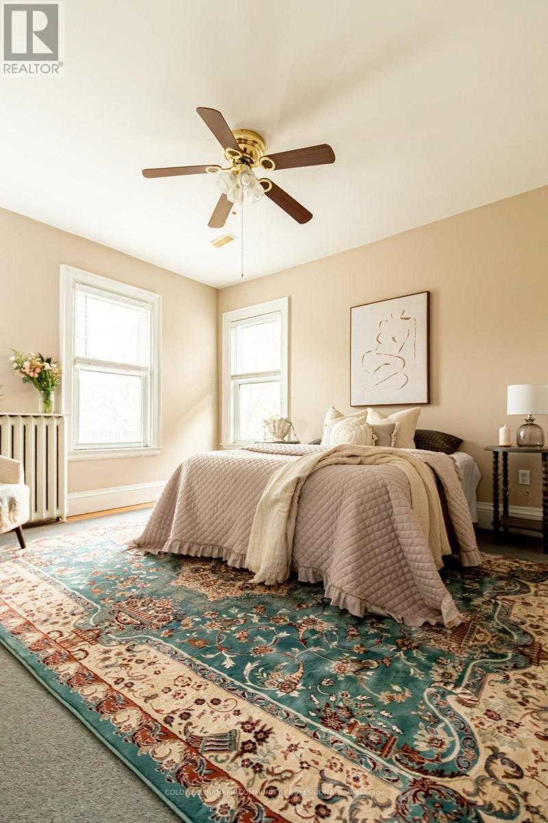 34 Holton Avenue S, Hamilton, ON - Indoor Photo Showing Bedroom