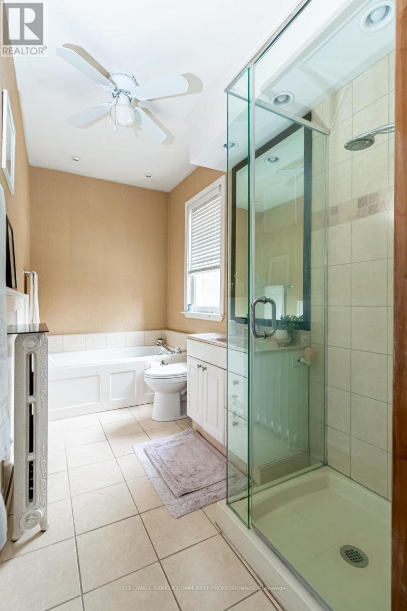 34 Holton Avenue S, Hamilton, ON - Indoor Photo Showing Bathroom