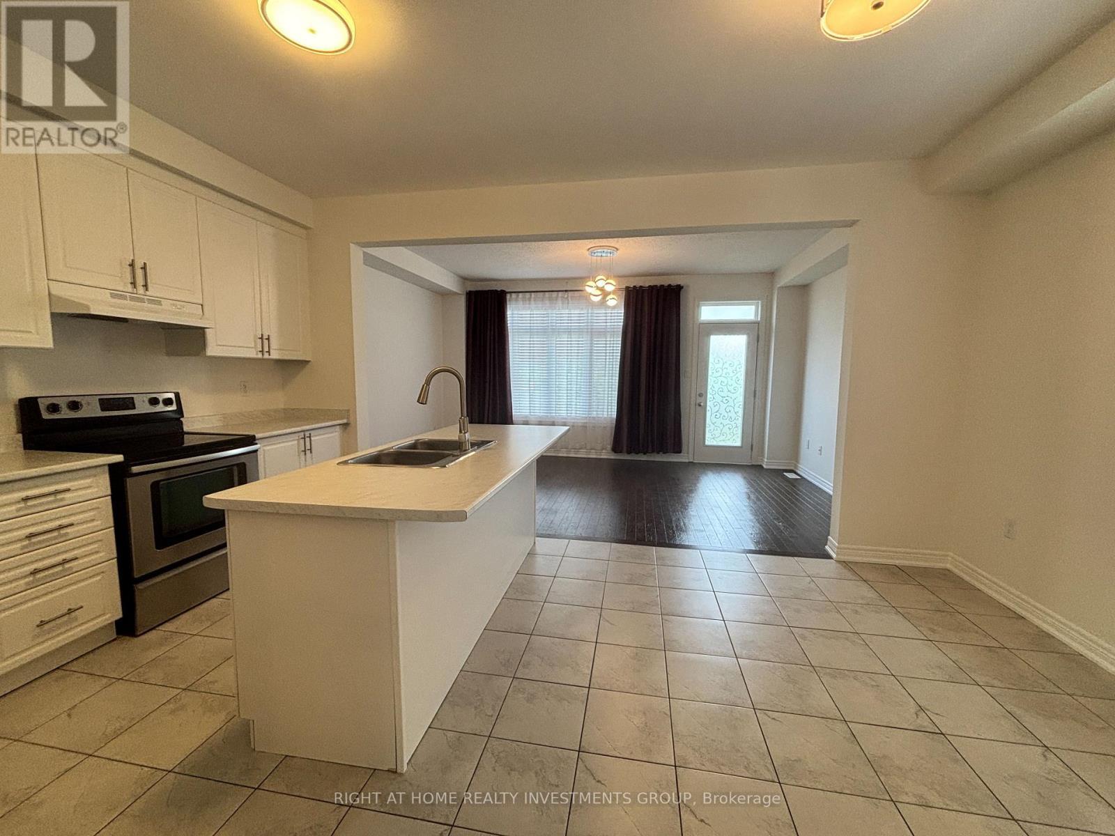 74 Beechborough Crescent, East Gwillimbury, ON - Indoor Photo Showing Kitchen With Double Sink