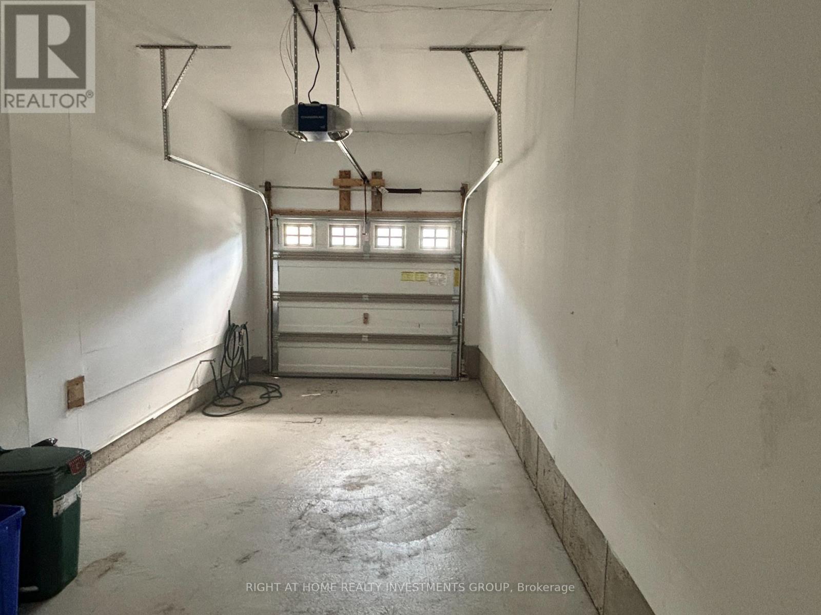 74 Beechborough Crescent, East Gwillimbury, ON - Indoor Photo Showing Garage