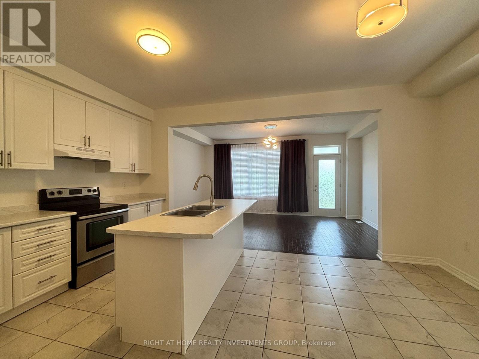 74 Beechborough Crescent, East Gwillimbury, ON - Indoor Photo Showing Kitchen With Double Sink