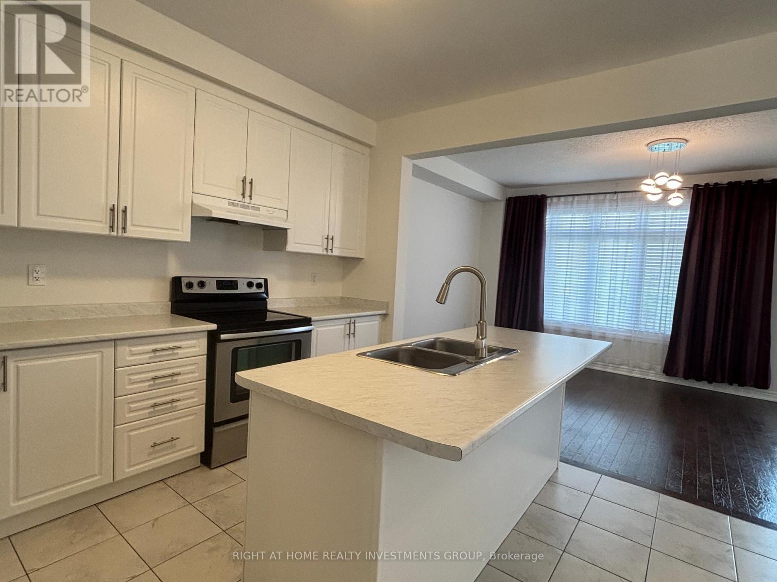74 Beechborough Crescent, East Gwillimbury, ON - Indoor Photo Showing Kitchen With Double Sink