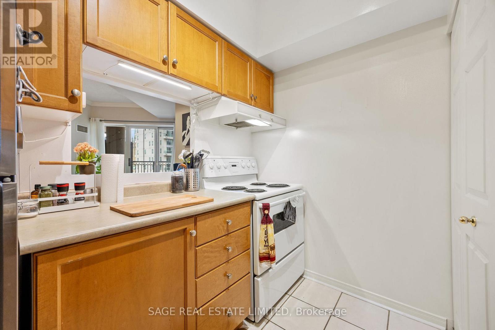 702 - 115 Richmond Street E, Toronto, ON - Indoor Photo Showing Kitchen