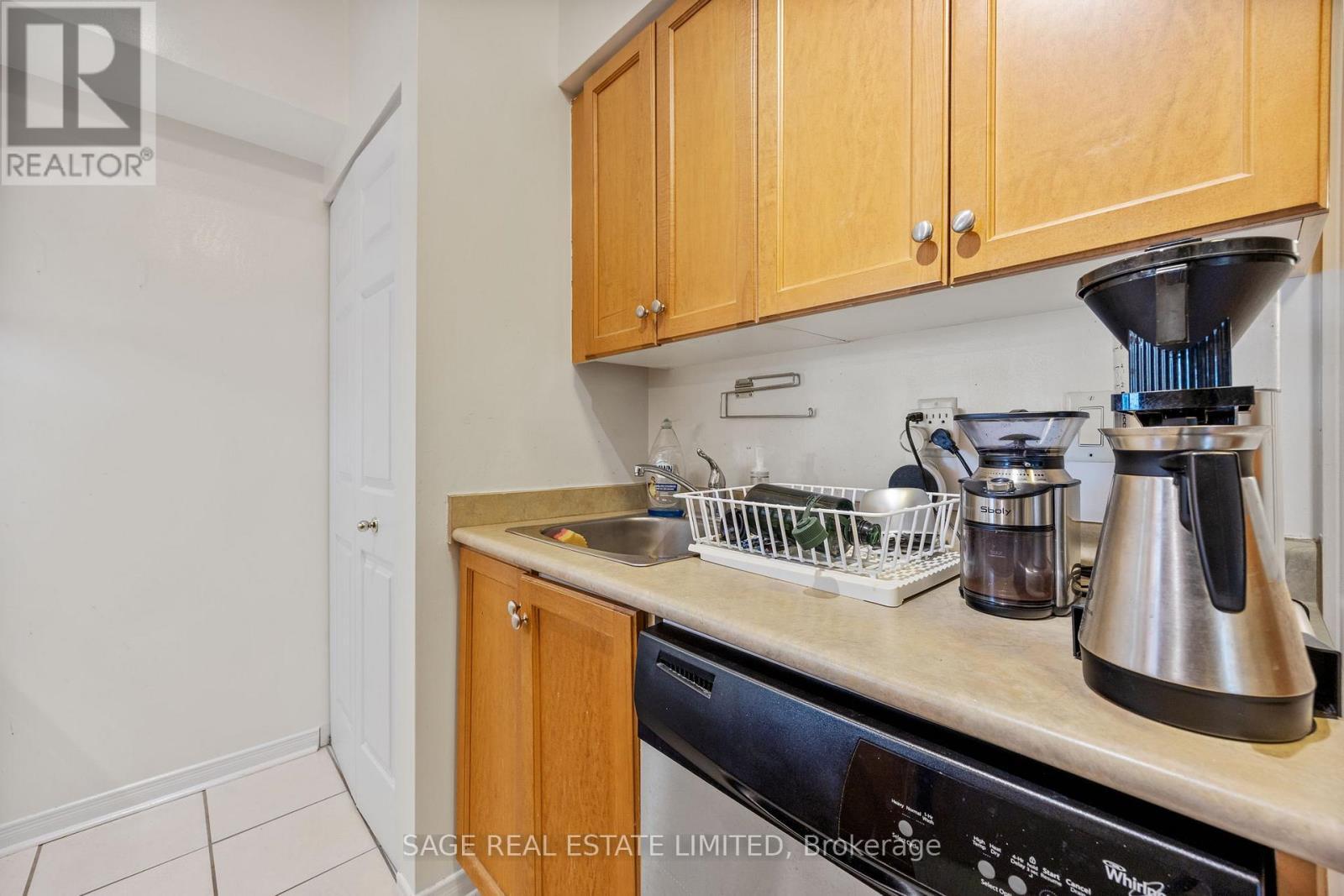 702 - 115 Richmond Street E, Toronto, ON - Indoor Photo Showing Kitchen