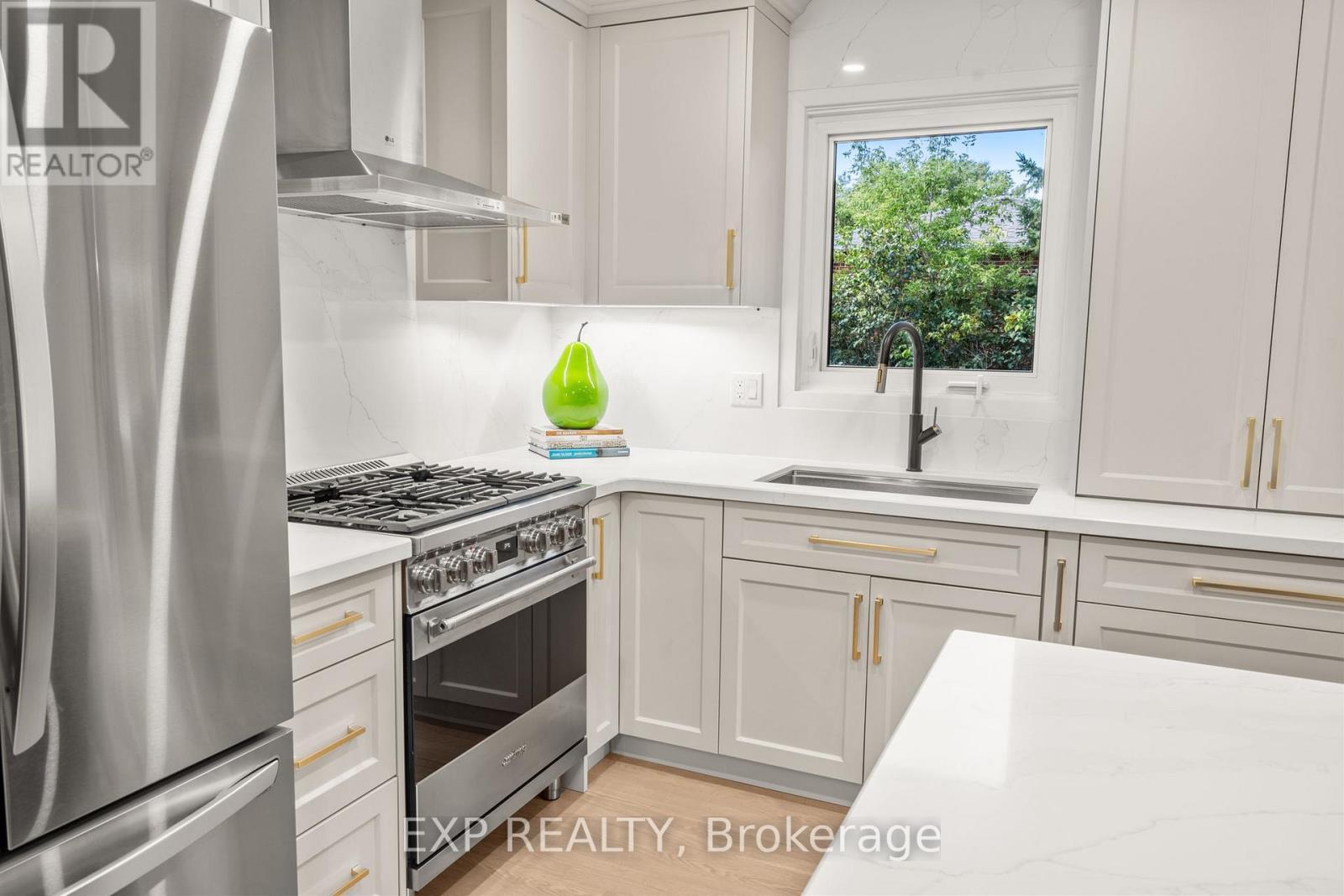 24 Riverview Drive, Scugog (Port Perry), ON - Indoor Photo Showing Kitchen With Upgraded Kitchen