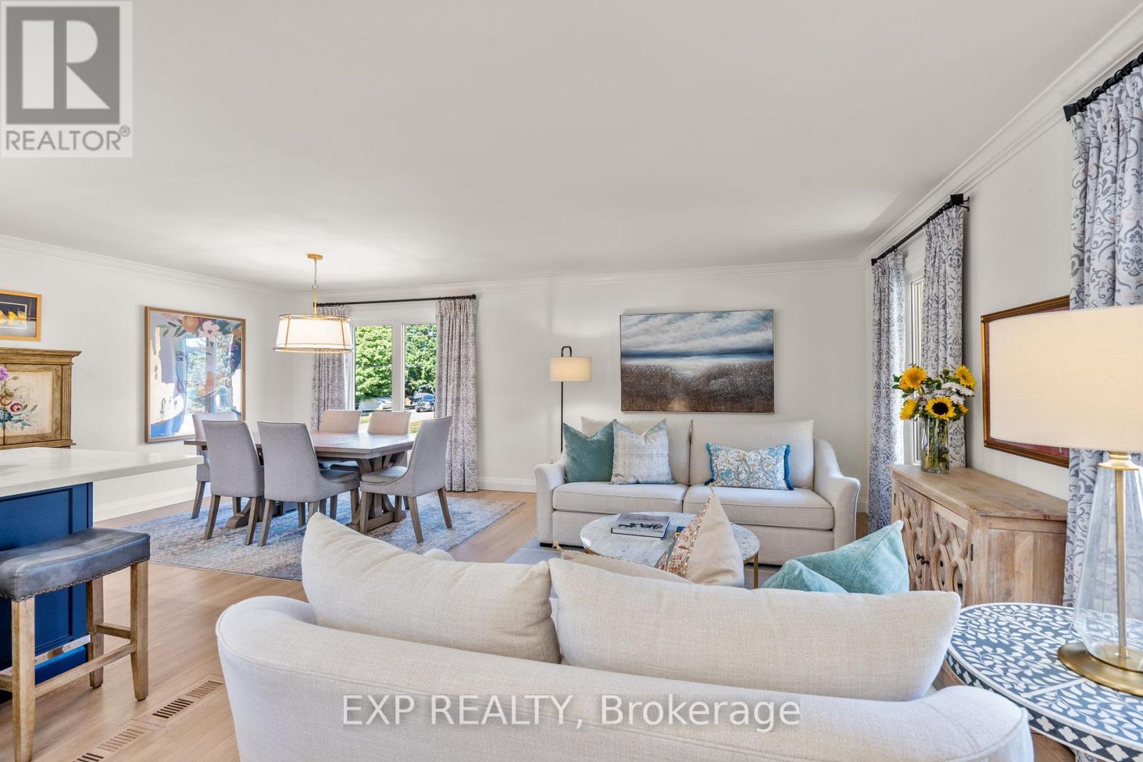 24 Riverview Drive, Scugog (Port Perry), ON - Indoor Photo Showing Living Room