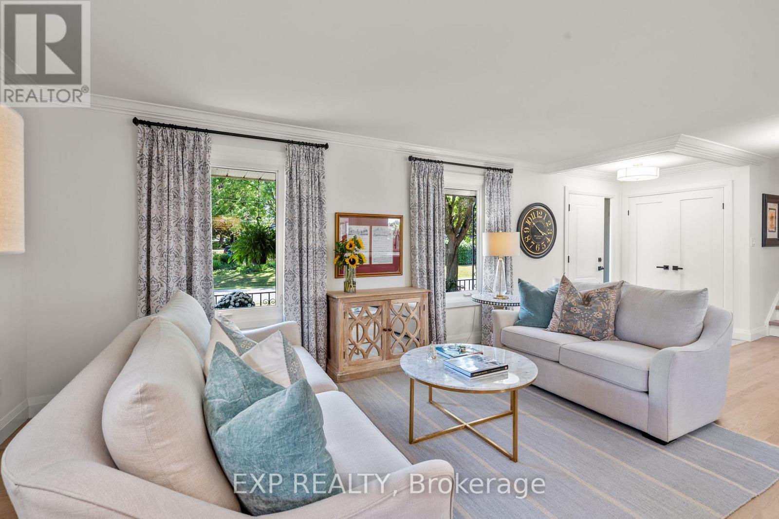 24 Riverview Drive, Scugog (Port Perry), ON - Indoor Photo Showing Living Room