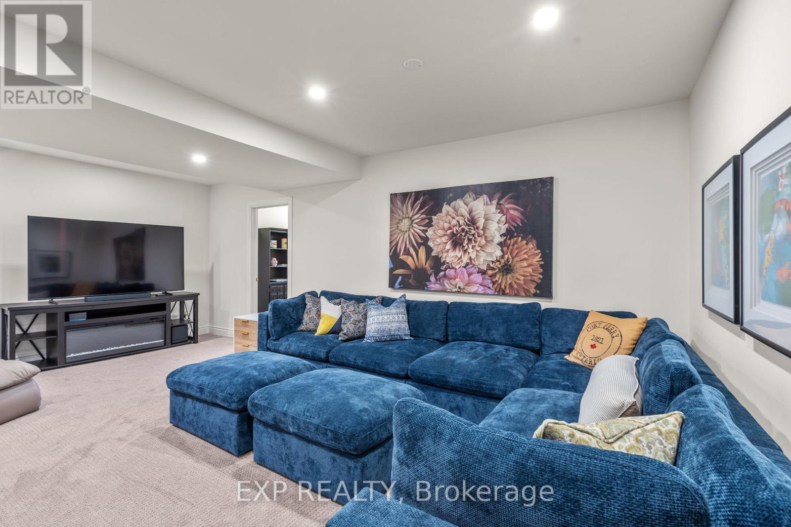 24 Riverview Drive, Scugog (Port Perry), ON - Indoor Photo Showing Living Room