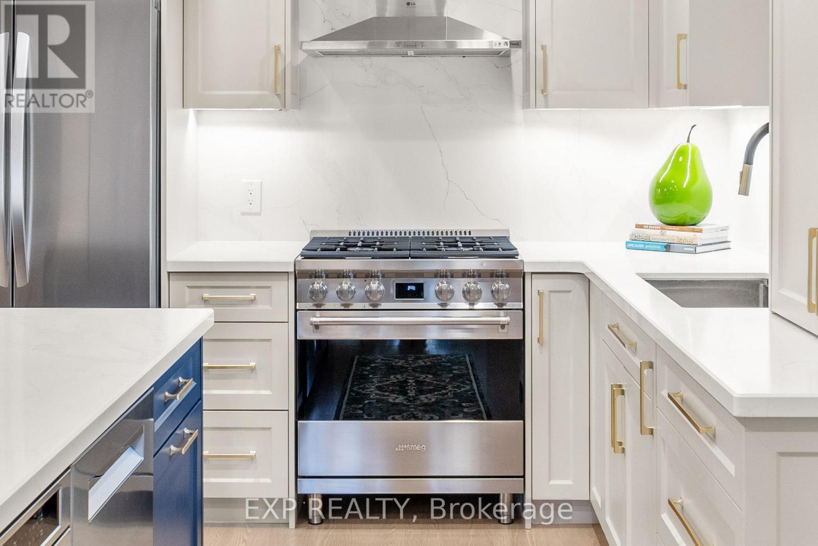 24 Riverview Drive, Scugog (Port Perry), ON - Indoor Photo Showing Kitchen With Upgraded Kitchen