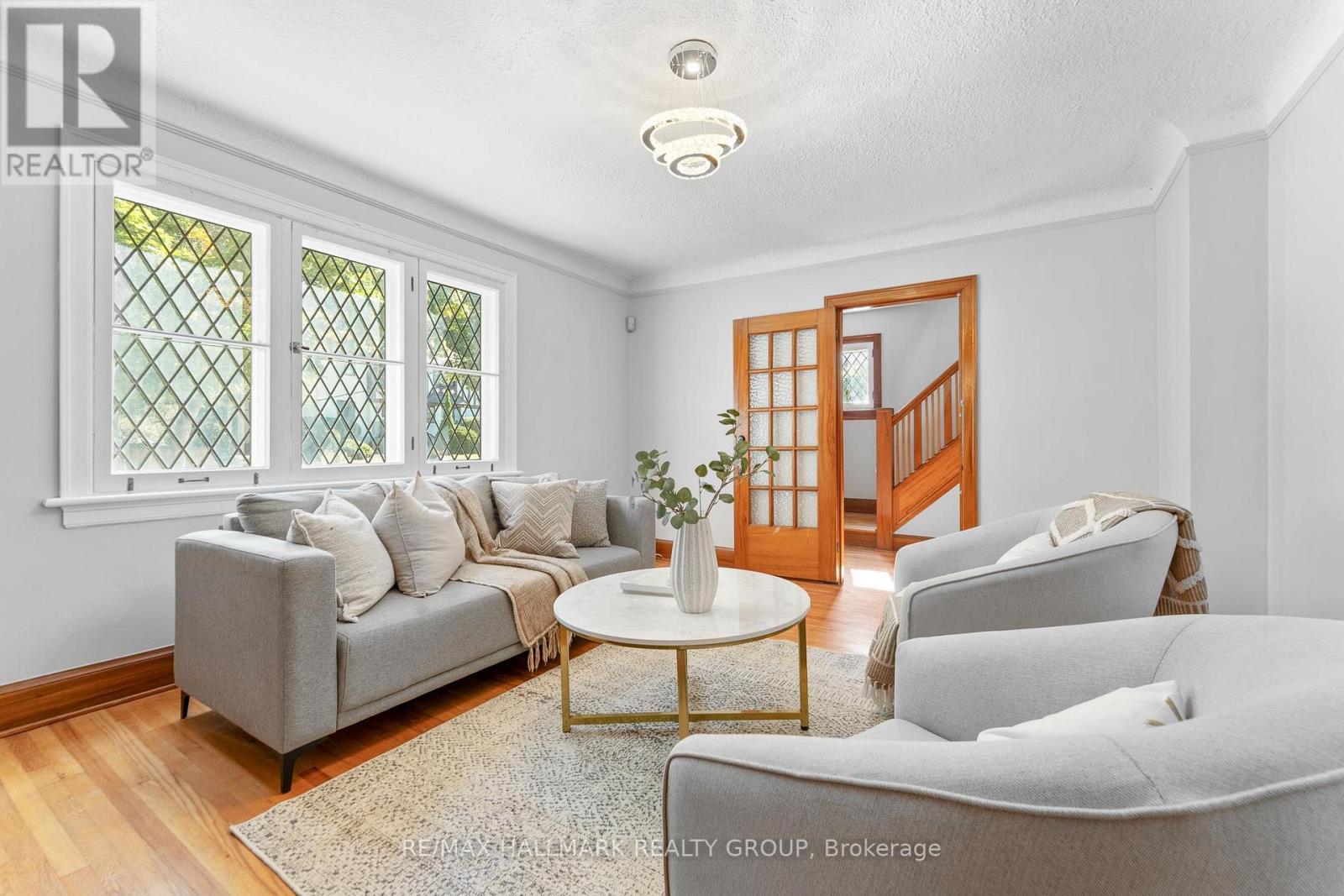 242 Harmer Avenue S, Ottawa, ON - Indoor Photo Showing Living Room