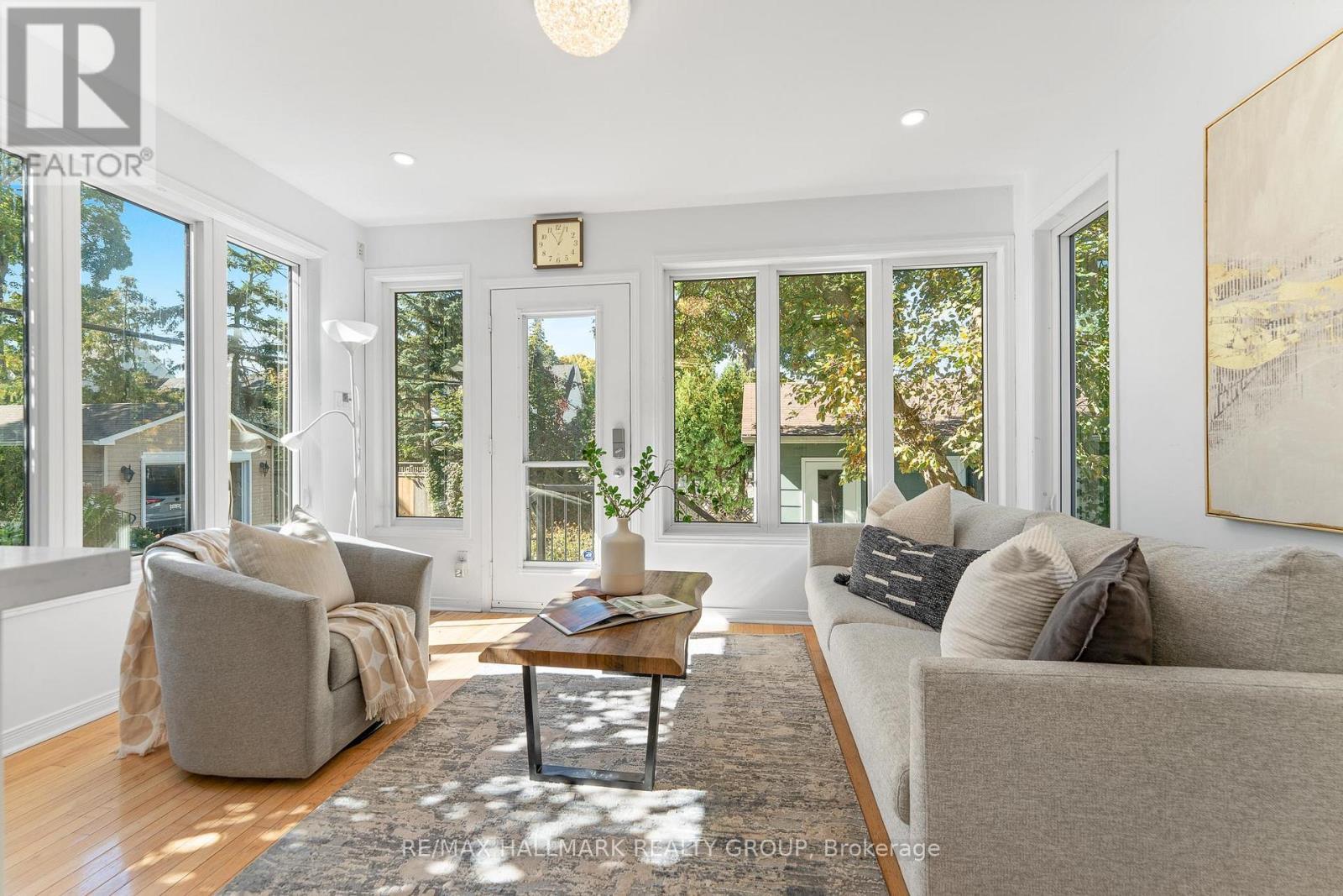 242 Harmer Avenue S, Ottawa, ON - Indoor Photo Showing Living Room
