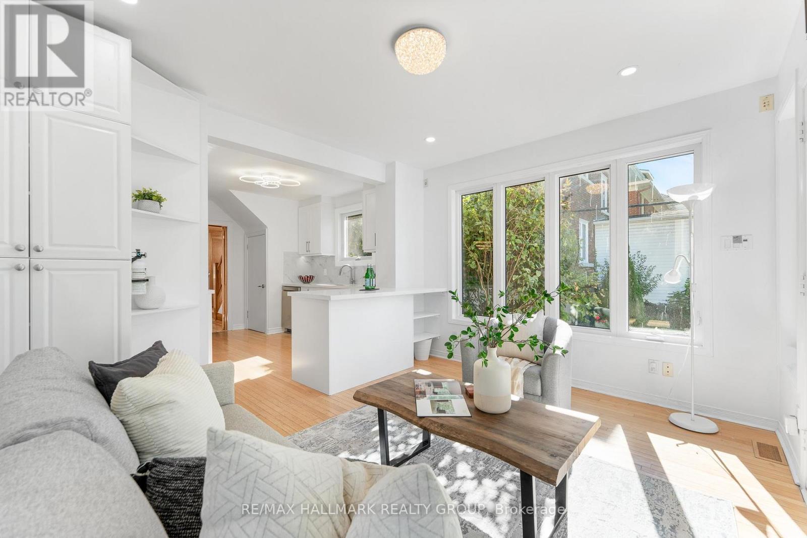 242 Harmer Avenue S, Ottawa, ON - Indoor Photo Showing Living Room