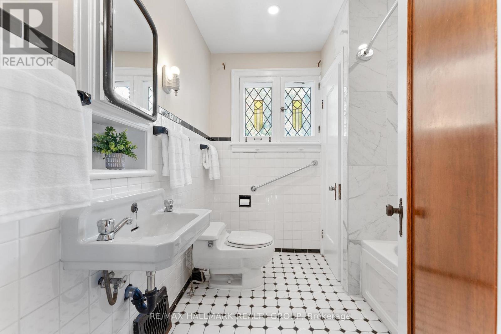 242 Harmer Avenue S, Ottawa, ON - Indoor Photo Showing Bathroom