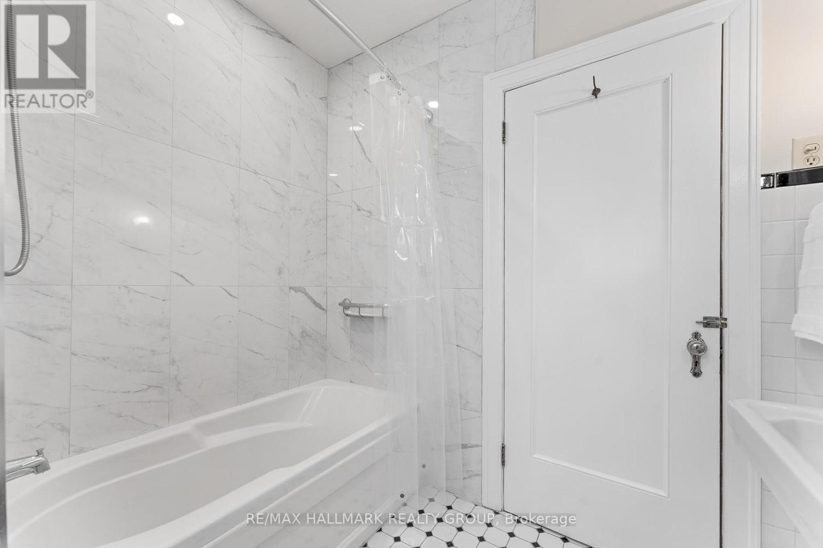 242 Harmer Avenue S, Ottawa, ON - Indoor Photo Showing Bathroom