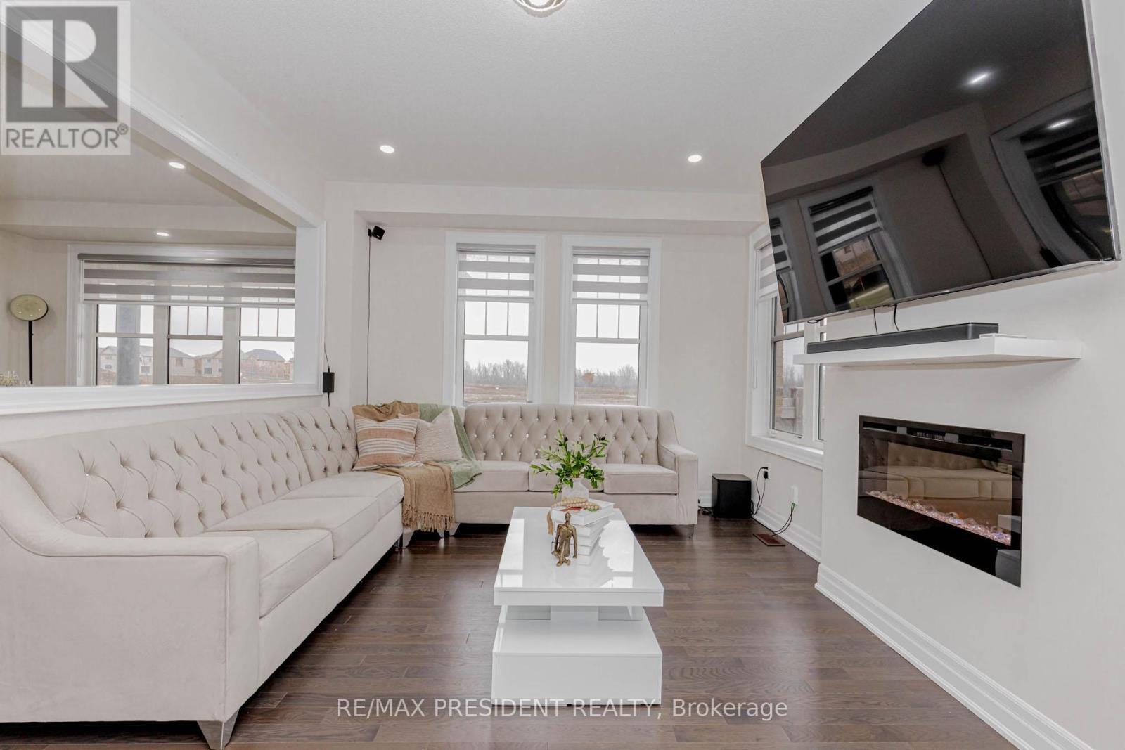 Electric fireplace - 2 Vincena Road, Caledon, ON - Indoor Photo Showing Living Room With Fireplace