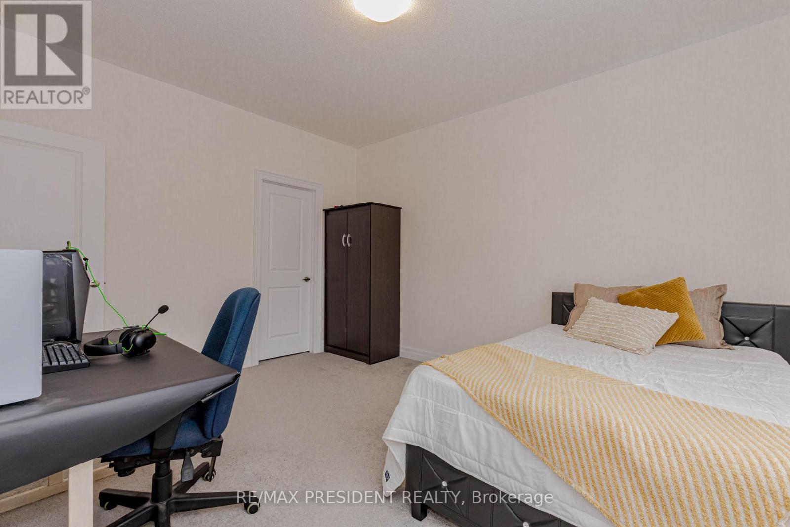 Fourth Bedroom -11'6*14ft - Ensuite-Walk-in closet - 2 Vincena Road, Caledon, ON - Indoor Photo Showing Bedroom